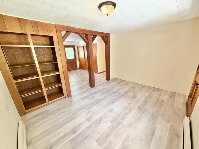 Building Photo - 3 Bedroom Apartment Superior South End Location Burlington Available 7/1