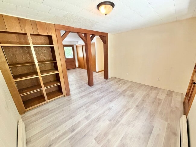 Building Photo - 3 Bedroom Apartment Superior South End Location Burlington Available 7/1! OFF STREET PARKING + LA...