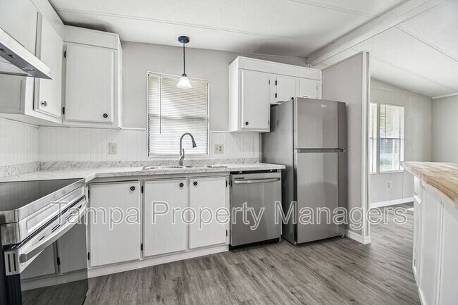 Building Photo - 201 Country Ln