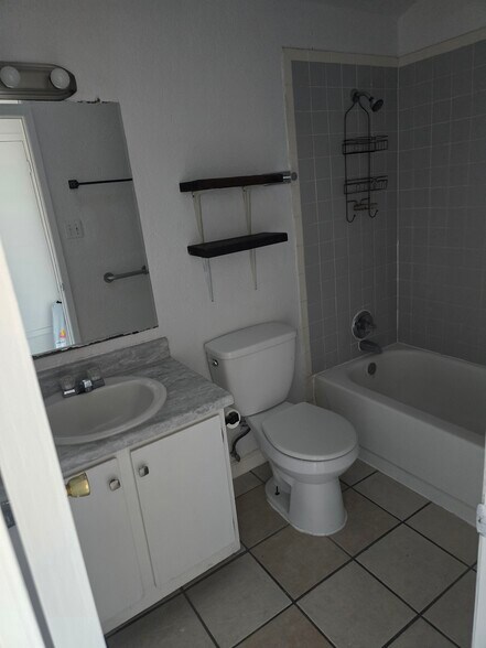 Building Photo - 684 White Cliffs Dr