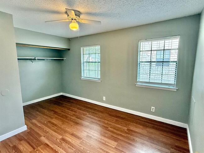 Building Photo - 505 Hedgewood Dr