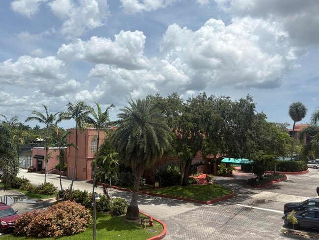 Building Photo - 680 Tennis Club Dr