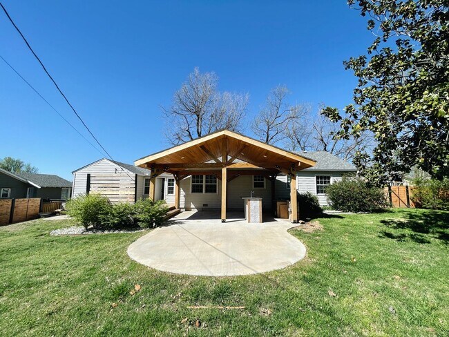 Building Photo - Adorable Midtown Tulsa Bungalow
