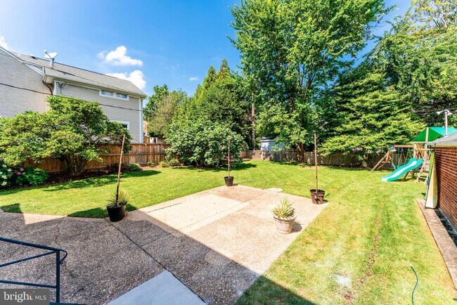 Building Photo - 1709 Patrick Henry Dr