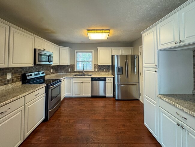 Building Photo - Charming 3 Bed 2 Bath Home with Fenced Yard