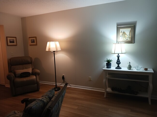 Building Photo - 7153 W Country Club Dr N