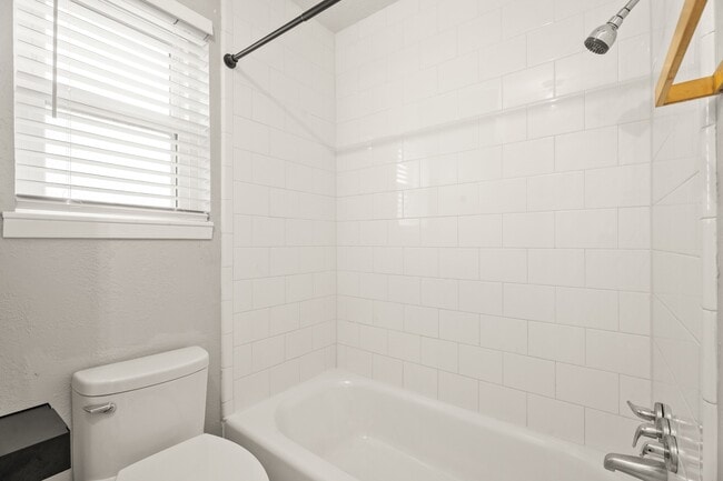 Building Photo - 602 W Castle Harbour Dr