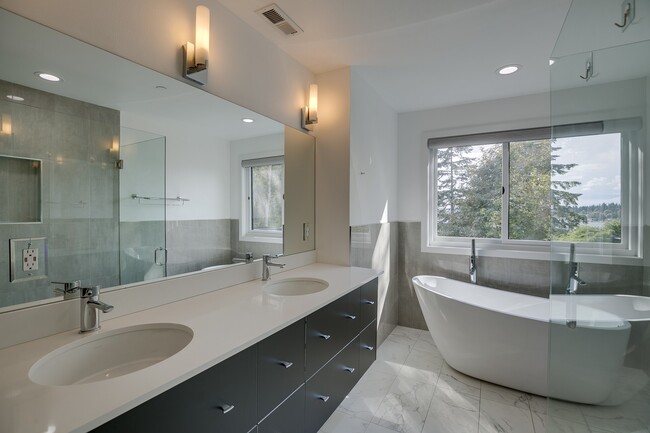 Building Photo - Stunning 5 Bedroom Juanita Bay Home For Rent!