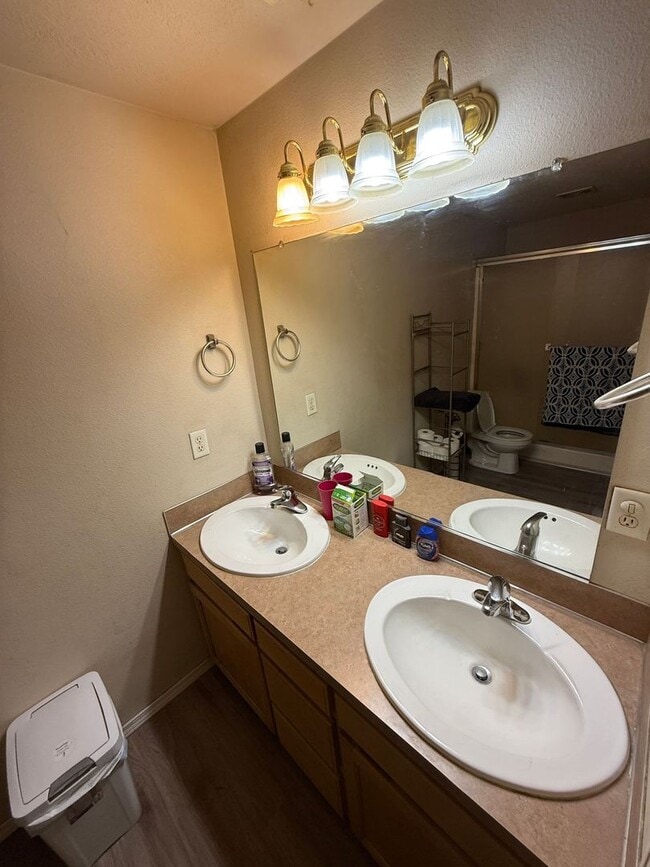 Building Photo - r1824