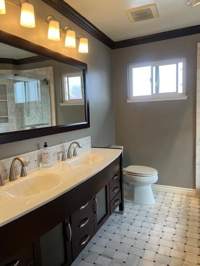 Building Photo - FAIR OAKS BEAUTY WITH POOL, SPA & SOLAR!!