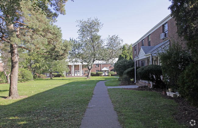 Building Photo - Maybrook Garden Apartments