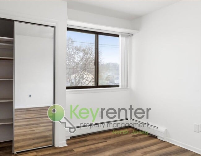 Building Photo - No Broker Fee | Modern 3-Level Townhome with River Views in Wallington