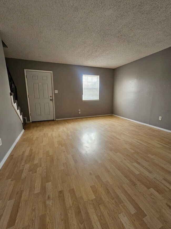 Building Photo - 129 Crystal Bend