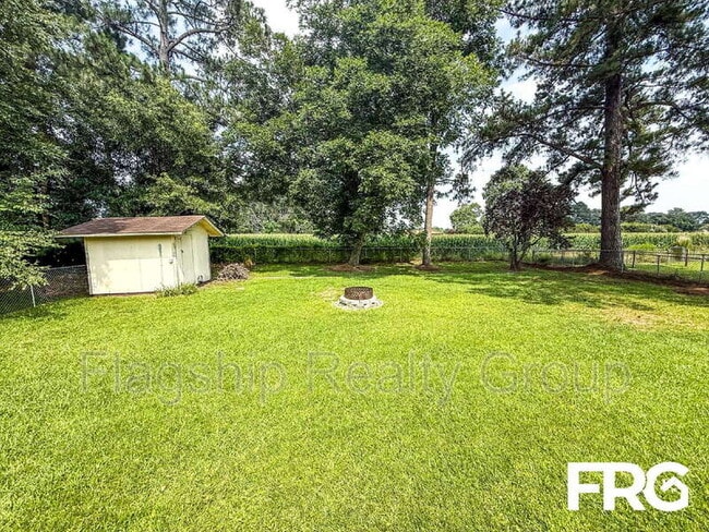 Building Photo - 910 Holloman St
