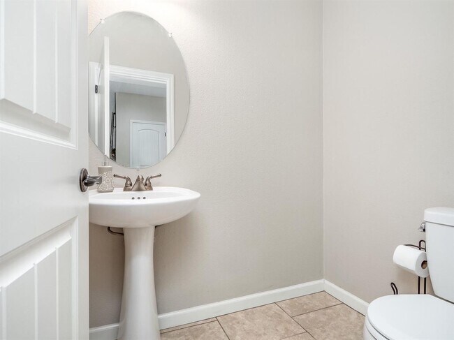 Building Photo - Newly Built 5 Bedroom Home Near Clovis East