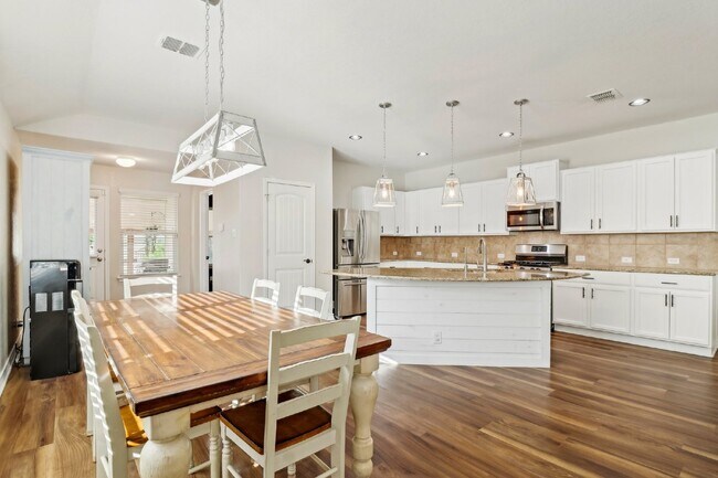 Building Photo - "Charming 4-Bedroom Oasis with custom fini...