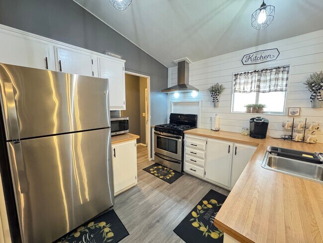 Building Photo - Home close to Casinos and River