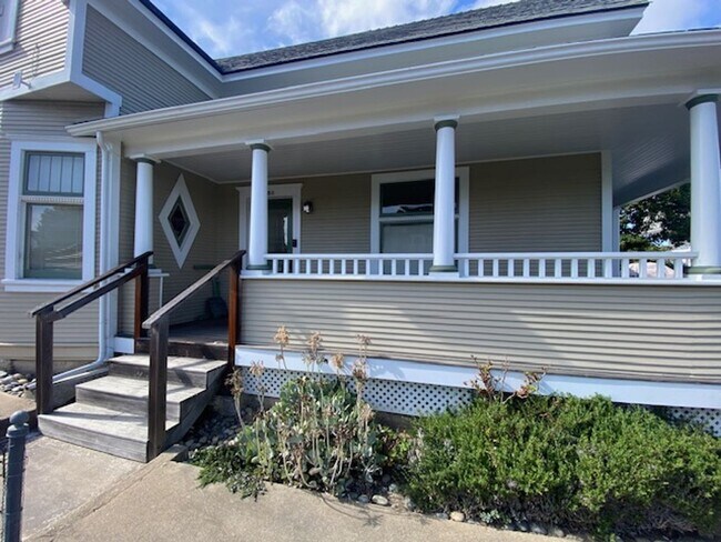 Building Photo - 480 Hoffman Ave