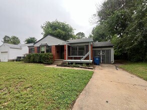 Building Photo - Charming 1950's midtown bungalow near 41st and Peoria
