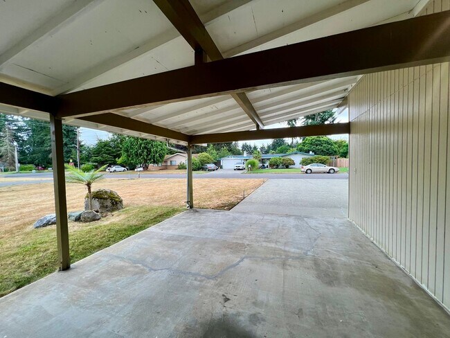 Building Photo - Updated 3BD w/ Outbuildings & Shop - Water included