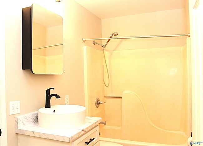 Building Photo - 101 Cresent Circle