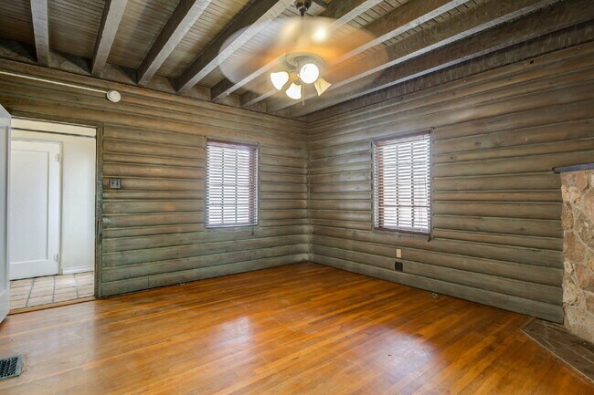 Building Photo - Charming Tuscany Villa block away from TTU