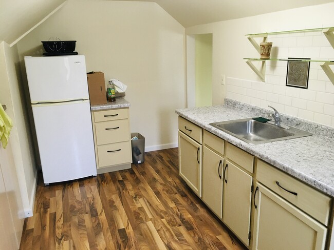 Another kitchen view - 1902 Kent W Rd