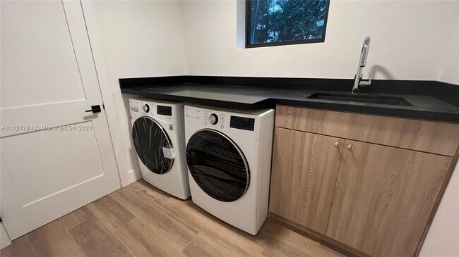 Building Photo - 1460 Campamento Ave