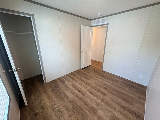 Building Photo - 1820 Green Park Cir