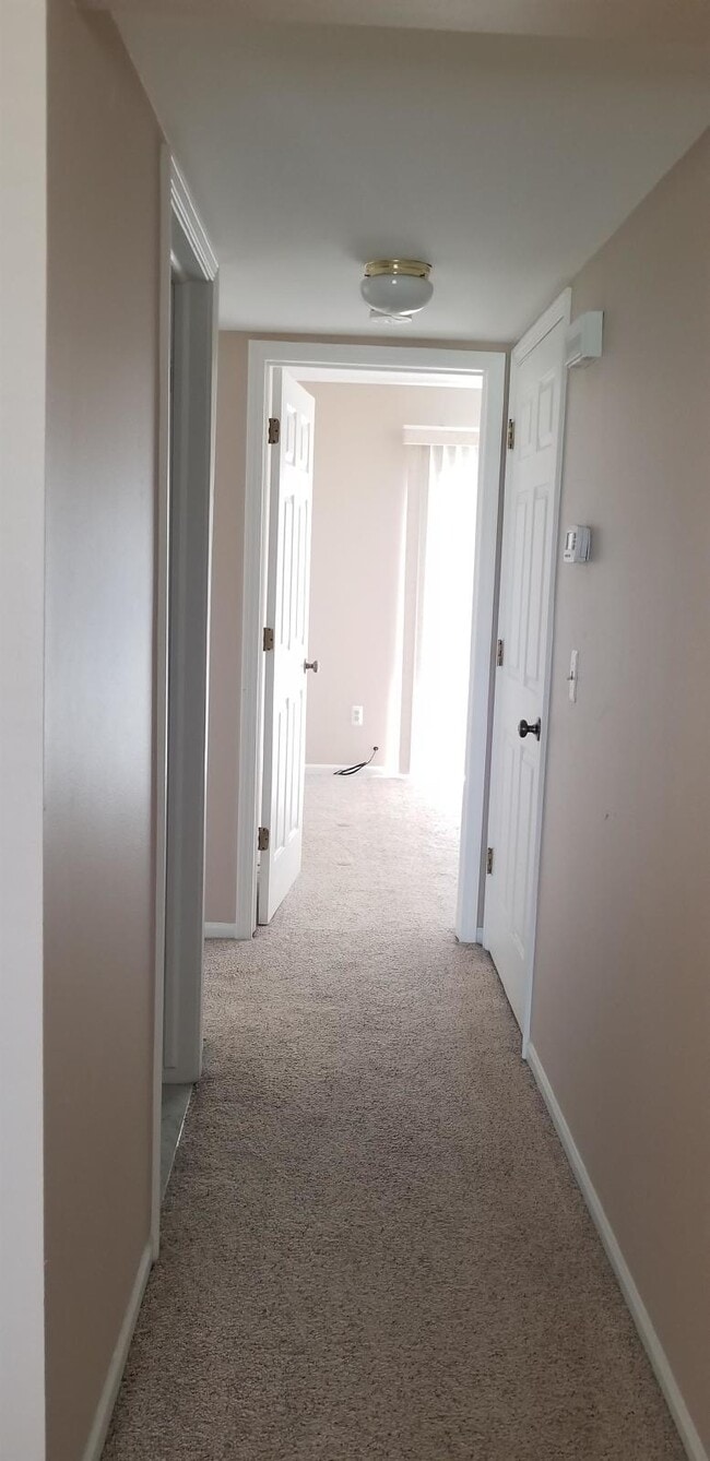 Building Photo - Updated 2 Bed Upper Condo, Vaulted Ceiling...