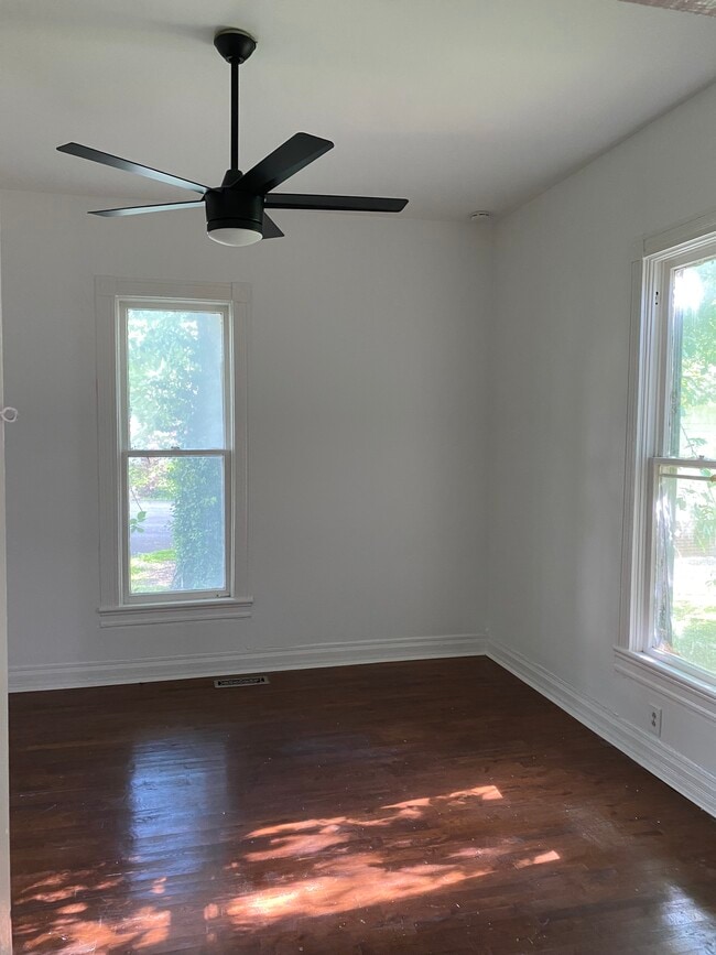 Building Photo - 318 Maple St