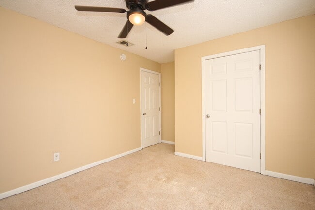 Building Photo - Move-in Ready Spacious & Pet-Friendly 3/2 ...