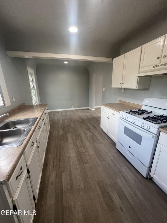 Building Photo - 8405 Pinon St