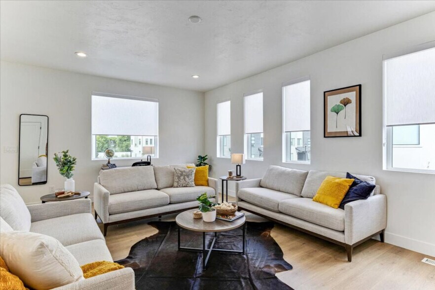 Building Photo - 1055 W 550 S