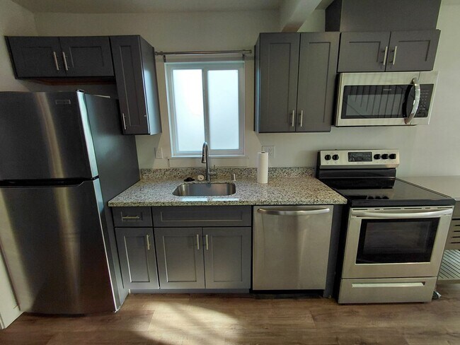 Building Photo - Cozy updated 1 bedroom with rooftop deck