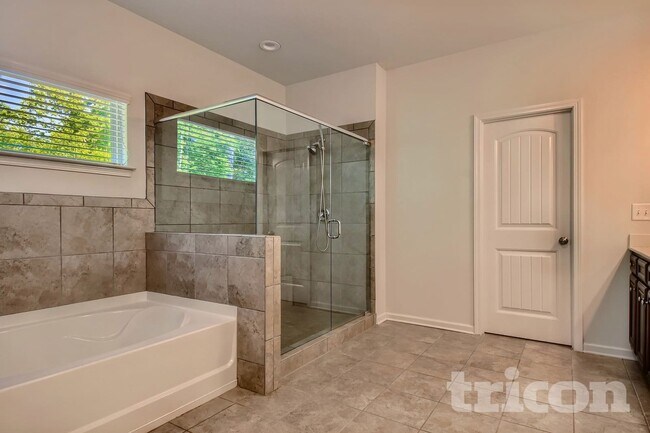 Building Photo - 136 Charolais Dr