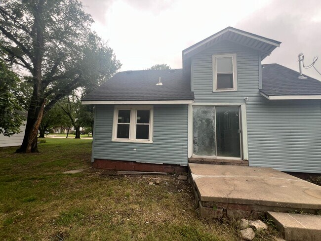 Building Photo - 614 S Gordon Ave