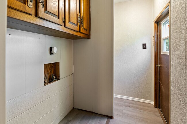 Building Photo - 112 Queenswood Dr