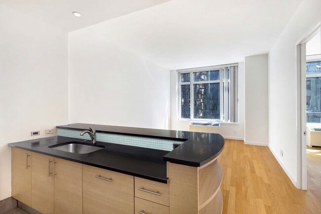 Building Photo - 325 5th Ave