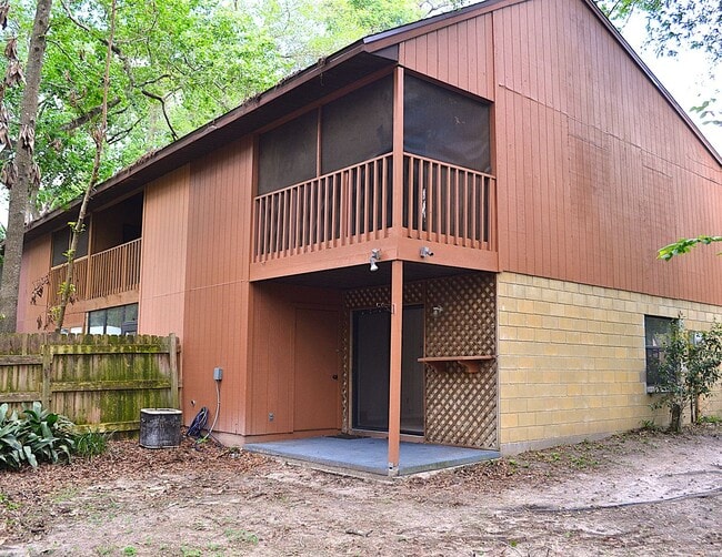 Building Photo - Charming 2BR/2.5BA End Unit Townhome with Fenced Backyard in Greenleaf – Pets Welcome!