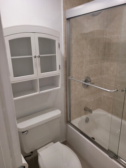 master bathroom - 20400 W Country Club Dr