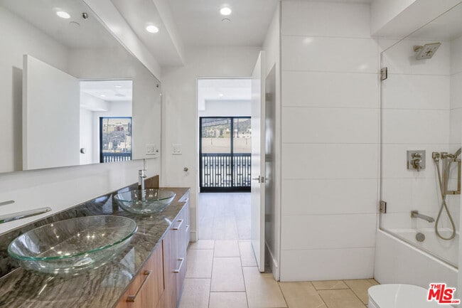 Building Photo - 1447 N Martel Ave