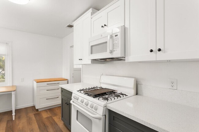 Building Photo - Heart of Sacramento ~~Duplex for RENT!