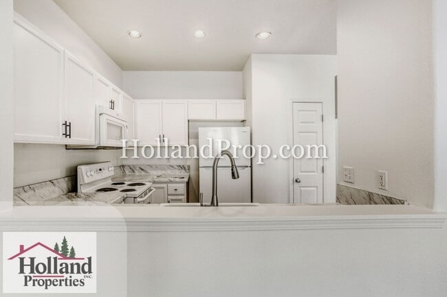 Building Photo - Live in Style: Updated Townhome with Amenities & Ideal Location