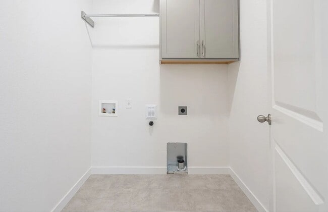 Building Photo - 718 Tigerlily St