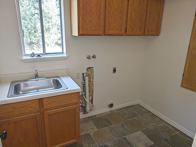 Building Photo - Recently Updated Pinebrook Home