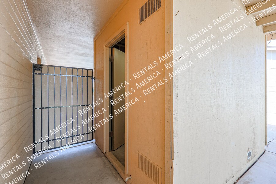 Building Photo - 2156 E Yale Dr