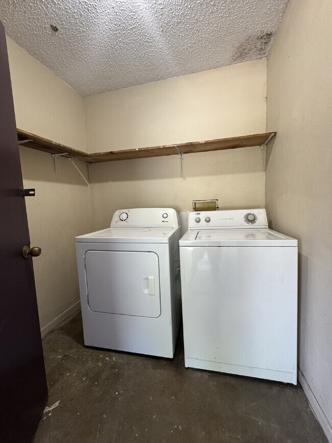 Building Photo - 2 bedroom 1 bath Budget Friendly!!