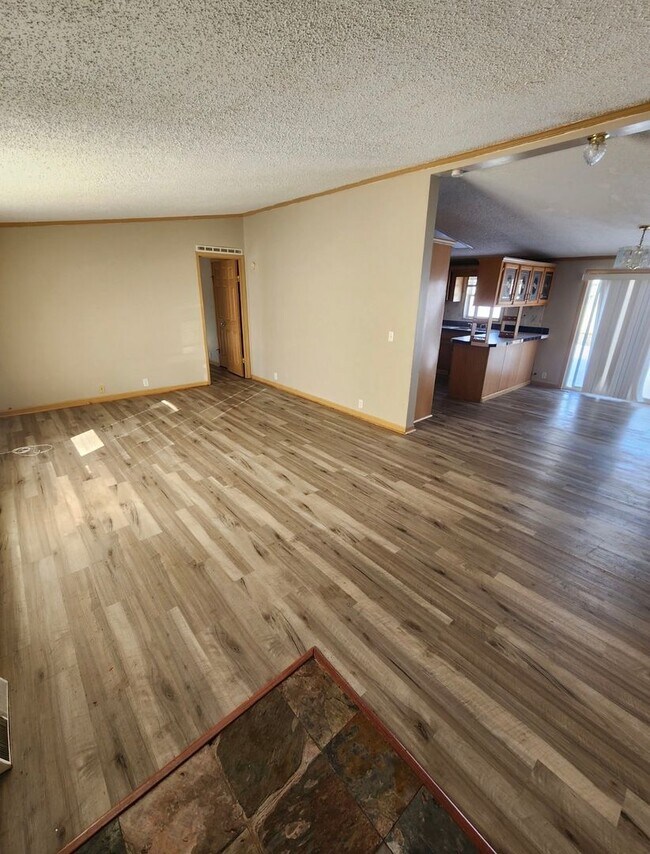 Building Photo - 3 Bed 2 Bath