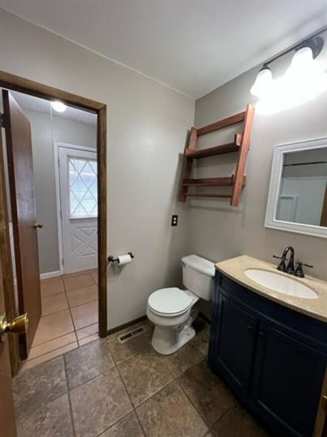 Building Photo - Cozy three bedroom in Saint Albans